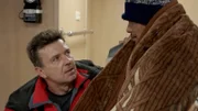 Seenotretter Wolfgang Volkmann im Gespräch mit einem geretteten Seemann.