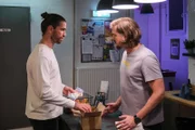 David (Diego Carlos Seyfarth, r.) wird misstrauisch, als Henry (Maxim Agne) ihm nichts über seinen Nebenverdienst erzählen will.
