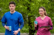 Dr. Ben Ahlbeck (Philipp Danne, l.) und Viktoria Stadler (Isabella Krieger, r.) können nicht glauben, was sie sehen: Ihr Patient Timo Holtzmann wird doch mit seinem schmerzenden Arm, nicht vor dem Klinikum Golf spielen!
