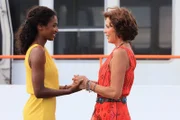 Camille (Sara Martins, l.) muss Catherine (Élizabeth Bourgine, r.) ihre Entscheidung mitteilen. Die ehrgeizige Camille hat ein Jobangebot bekommen, das ihre ganze Zukunft auf den Kopf stellt.
