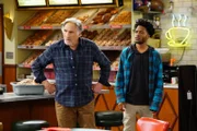 Die Rassismus-Frage sorgt sogar zwischen Arthur (Judd Hirsch, l.) und Franco (Jermaine Fowler, r.) für einige Unstimmigkeiten ...