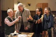Sarah und Brandl staunen nicht schlecht, als Gerstl mit seinem ehemaligen Feind gut gelaunt zusammensitzt. Von links: Michael Gerstl (Gerd Lohmeyer), Peter Angerer (Herbert Fritz), Pfarrer Simon Brandl (Ferdinand Schmidt-Modrow) und Sarah Brandl (Sophie Reiml).