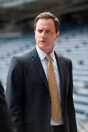 Peter Burke (Tim DeKay)