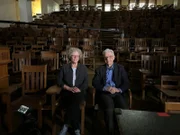 Leslie Kean und Hal Puttoff sitzen in einem Hörsaal der Rice University.