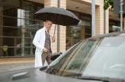 Dr. Kaminski (Udo Schenk) will sein Auto umparken. Am Morgen war er in Eile und der Behindertenparkplatz war der einzig freie Parkplatz. Doch er kommt zu spät. Sein Auto ist weg und Dr. Demirs Auto steht auf dem Behindertenparkplatz.