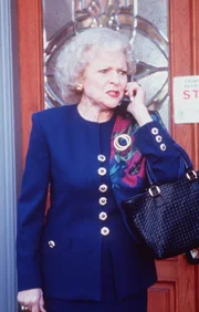Dora Sloan, die Chefin einer Reiseagentur, telefoniert auf Marks Kosten in der Welt herum.