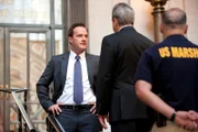 Peter Burke (Tim DeKay, l.)