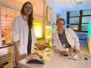 Ole und Lebensmittelchemikerin Viktoria Ganß im Labor