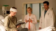 Als Flora Jensen (Miriam Morgenstern, li.) von Dr. Globisch (Andrea Kathrin Loewig, mi.) und Dr. Brentanos (Thomas Koch, re.) Verdacht hört, wird ihr ganz mulmig.