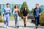 Im Klinikum wartet ein spannender Tag auf die jungen Ärzte (v.l.n.r:) Florian Osterwald (Lion Wasczyk), Viktoria Stadler (Isabella Krieger), Rebecca Krieger (Milena Straube) und Mikko Rantala (Luan Gummich)