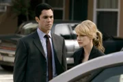 Nachdem ihre Schwester verschwunden ist, bittet Det. Lilly Rush (Kathryn Morris, r.) ihren Kollegen Det. Scott Valens (Danny Pino, l.) um Hilfe.