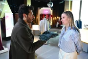 Nathalie fliegt vor Matteo (Riccardo Angelini) mit ihrer Notlüge auf. Rechts Isabelle (Ania Niedieck)