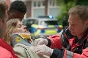 Dr. Haase (Fabian Harloff) versorgt Julia Jacobi (Inga Lessmann), die sich bei einem Verkehrsunfall Verletzungen zugezogen hat.