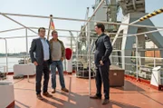 Die Kommissare Lars Englen (Ingo Naujoks) und Finn Kiesewetter (Sven Martinek) wollen sich nochmal genauer auf dem Frachtschiff von Jan Loose (Sebastian Fräsdorf) umsehen.