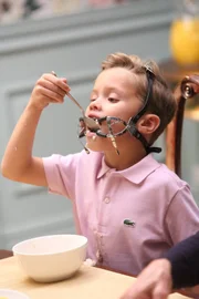 Seitdem sich Ben (Jack Stanton) die Geschmacksnerven weggebrannt hat, macht ihm das Essen nicht mehr ganz so viel Spaß ...