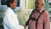 Dr. Stefan Frank (Sigmar Solbach, l.) macht Louis (Alfons Biber) Mut für die Knochenmarks-Transplantation.