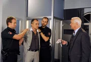 Oberstaatsanwalt Held (Andreas Kaufmann, r.) gelingt es, Simon (Patrick Winczewski, 2.v.l. mit Komparsen) festzunehmen.