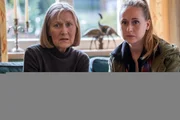 Renate Eberle (Hedi Kriegeskotte, l.) und Annika Wagner (Nurit Hirschfeld, r.) sprechen über Kajas Hochzeit.