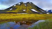 Zahllose Vulkankegel säumen die Landschaft, im Hochland von Island.
