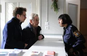 Brandl will dem betrogenen Gerstl dazu verhelfen, sein Geld zurück zu bekommen. Von links: Pfarrer Simon Brandl (Ferdinand Schmidt-Modrow), Michael Gerstl (Gerd Lohmeyer) und Polizistin Josephine Drechsler (Mira Mazumdar).