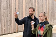 Annika Wagner (Nurit Hirschfeld, r.), und Martin Keller (Dominik Maringer, l.) ermitteln in einem Fall.