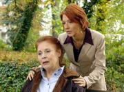 MDR Fernsehen IN ALLER FREUNDSCHAFT FOLGE 253, "Schicksalsschlag". Charlotte (Ursula Karusseit) ist verzweifelt über Friedrichs Entscheidung nach dem Klinikaufenthalt in ein Pflegeheim zu gehen, um der Familie nicht zur Last zu fallen. Pia (Hendriekje Fitz) versucht sie zu trösten.