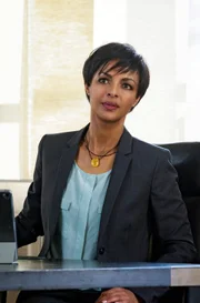 Dr. Amal Bekele (Dennenesch Zoudé) erwartet neugierig die erste Begegnung mit Tierärztin Dr. Susanne Mertens.