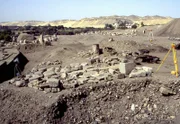 PHOENIX DIE HEILIGEN TIERE DER PHARAONEN, Elefantine in Oberägypten war die Kultstätte des widderköpfigen "Chnum", des Gottes der Fruchtbarkeit. Doch die Grabungen fördern auch viel Profaneres zu Tage: Knochenreste von riesigen Nilbarschen und Flusspferden, Reste von Mahlzeiten der Alten Ägypter.