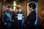 Galina Sorokina (Katerina Medvedeva, r.) kann nichts dagegen tun, dass Tarik (Serhat Cokgezen, l.), Claudia (Janette Rauch, M.) und die Kollegen ihr Etablissement durchsuchen. Sie haben den Durchsuchungsbeschluss dabei.