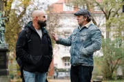 Schmidt Max (rechts) und Biohacker Andreas Breitfeld auf dem alten Nördlichen Friedhof in München.