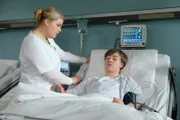 Tatsächlich schafft es Schwester Miriam (Christina Petersen) Max' wahre Geschichte zu erfahren. Sie verspricht ihm, mit den Ärzten zu reden und eine Lösung zu finden.