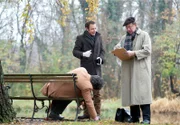 Paul Eitner (Felix Eitner, l.) und Dr. Münster (Jörg Gudzuhn, r.) müssen einen Leichenfund im Park aufklären.