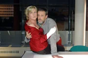 Anna erwischt ihre Mutter (Heike Jonca, l.) und Ulrich (Wolfgang Wagner, r.) in unmissverständlicher Pose ...