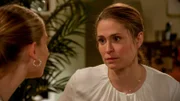 Svenja (Lea Marlen Woitack, l.) gesteht Bella (Alessia Mazzola, r.) ihren One-Night-Stand. Bella fühlt sich hintergangen und geht auf Distanz. Auch Svenjas erneuter Ausspracheversuch geht schief.