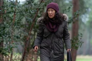 Am Golfplatz in Schottland angekommen, hat Eve (Sandra Oh) große Erwartungen. Doch sie macht eine schreckliche Entdeckung.
