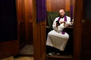 Reiser (Stephan Zinner) wartend im Beichtstuhl. Keiner kommt.
