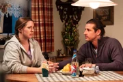 Julian (Sandro Kirtzel) eröffnet Sophia (Patricia Freund), dass er mit der ganzen Familie nach Fulda ziehen möchte.