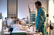 Dr. Martin Steins (Bernhard Bettermann) Patientin Resa (Emma Bahlmann) wacht nicht aus der Narkose auf.
