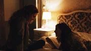 Danielle Bouman (Elise Schaap, r.) hat für besondere Momente eine MDMA-Pille im Nachtschränkchen, die sie mit ihrer neuen Freundin Kim De Rooij (Anna Drijver) teilen will.
