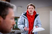 Theo (Lukas Leibe, r.) wird von Christoph (Dieter Bach, l.) auf den Gedanken gebracht, dass der Tod von Stellas Schwester eine Lüge sein könnte.