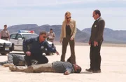 Kurz nach dem Überfall werden in der Wüste die Leichen der Bankräuber gefunden, und wieder führt für (v.l.) Grissom (William Petersen), Catherine (Marg Helgenberger) und Capt. Brass (Paul Guilfoyle) die Spur zu Sam Brown.