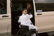 Dagmar Breuer (Susanne Szell) wird mit starken Bauchschmerzen von ihrer Freundin in die Sachsenklinik gebracht, die gerade einen Rollstuhl besorgt. Dr. Ilay Demir (Tan Caglar) kümmert sich indes um Dagmar.