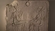 Echnaton und seine Frau Nofretete stellen den Sonnengott Aton über alle anderen Götter.