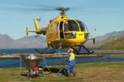 South Georgia Island, Helikopter startet mit Steukorb voller spezieller Rattenköder.