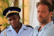 J.P. (Tobi Bakare, l.) verhört Jay Crocker (Paul Nicholls, r.). Er ist der Fotograf der Modenschau.