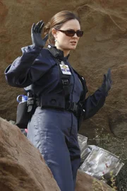 Am Fundort der Leiche werden Brennan (Emily Deschanel) und Booth plötzlich von einer Frau mit einem Gewehr bedroht.