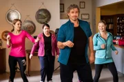 Uschi, Monika und Vera nehmen Samba-Stunden bei Uschis Bekanntem Paul Hitzelsperger. Von links: Uschi (Silke Popp), Monika (Christine Reimer), Paul Hitzelsperger (Dániel Rákász) und Vera (Sybille Waury).