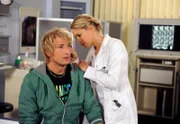 ARD ROTE ROSEN FOLGE 1144, Mick (Tobias Rosen, l.) will, dass Britta (Jelena Mitschke, r.) sein Ohr operiert.