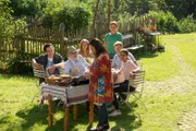 Auf dem Lorenzhof treffen sich Familie und Freunde immer gerne zum gemeinsamen Essen. v.li.: Bastian Pfeiffer (Raban Bieling), Leopold Lorenz (Fred Stillkrauth), Marlene Kleefelder (Charleen Deetz), Eva Lorenz (Eva Mattes), Lena Lorenz (Judith Hoersch), Quirin Pankofer (Jens Atzorn), Julia Obermeier (Liane Forestieri).