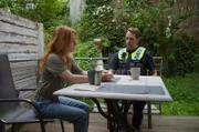 Mattes (Matthias Schloo) hat das Vertrauen von Katja (Franziska Brandmeier) gewonnen, die ihm nun von ihrem Date mit Max Müller erzählt.